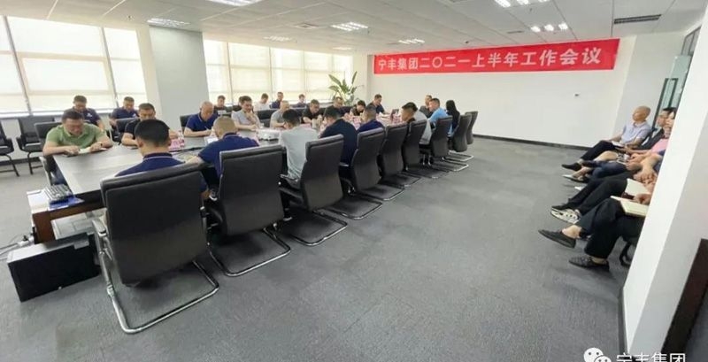 變革就是在自己頭上點(diǎn)把火，然后用棒子打滅